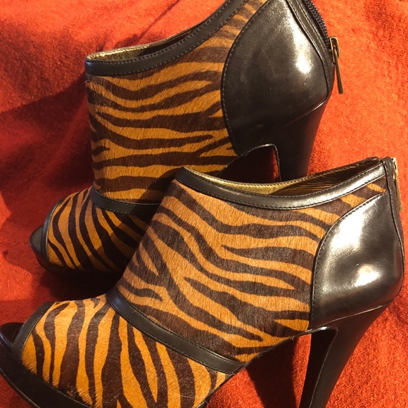 🔥SALE🔥ZEBRA STRIPPED HEELS - Picture 1 of 8